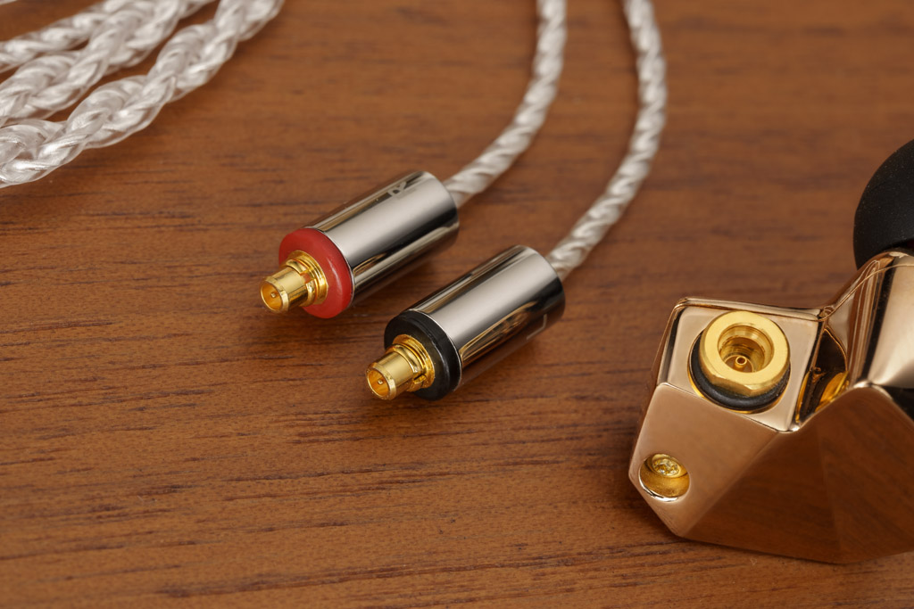 Der B1 wird mit dem Kabel über MMCX-Buchse und -Stecker verbunden. So ist das Kabel schnell abnehmbar und auswechselbar.